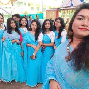 স্টাইলিশ চুমকি শাড়ি